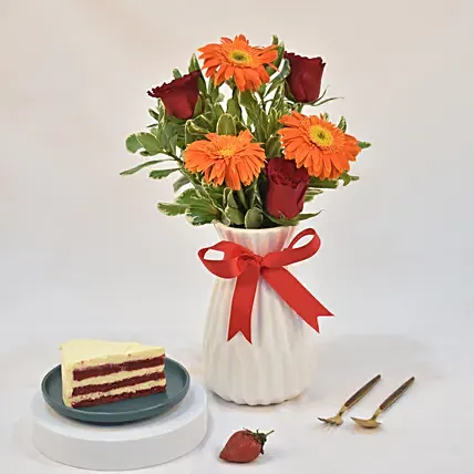 Gorgeous Arrangement With Sliced Cake